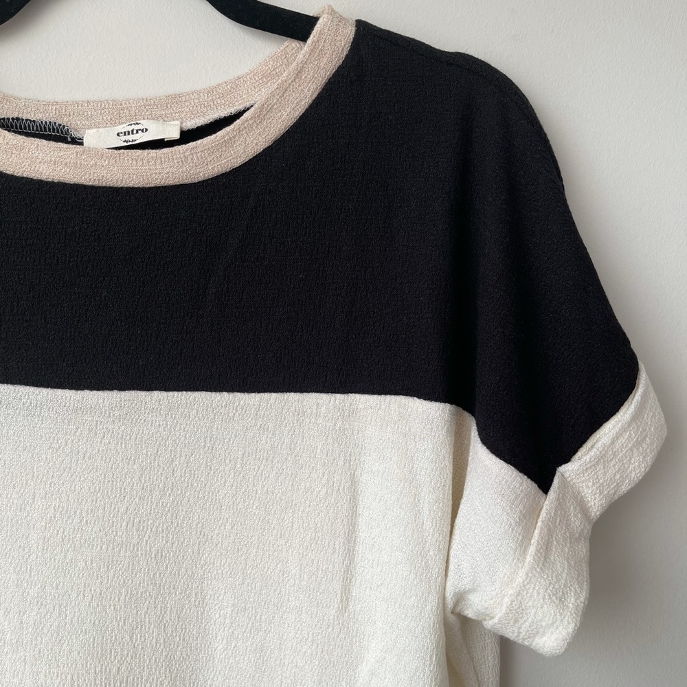 Short Sleeve Color Block Top - Picture 3 of 4